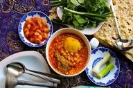 آبگوشت با بامیه؛ طعمی تازه و متفاوت در دیزی ایرانی + فیلم
