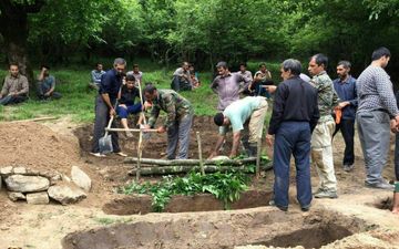 آماده سازی قبور برای جانباختگان حادثه انفجار معدن آزادشهر