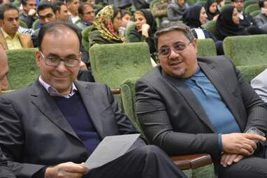 اهدای تندیس مهر حقوق بشر به علی دایی اسوره فوتبال ایران در کرمانشاه