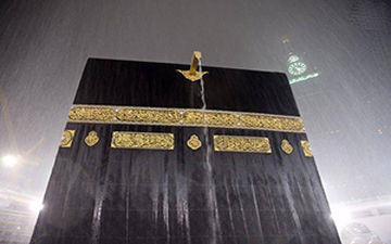 اقامه نماز زیر بارش رحمت الهی در مسجدالحرام