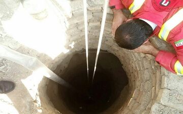  نجات معجزه‌آسای کارگر جوان پس از سقوط به چاه ۸۰ متری + تصاویر