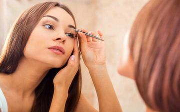 اصلاح ابرو در خانه: چگونه ابروهای خود را در خانه برداریم؟ + آموزش تصویری

