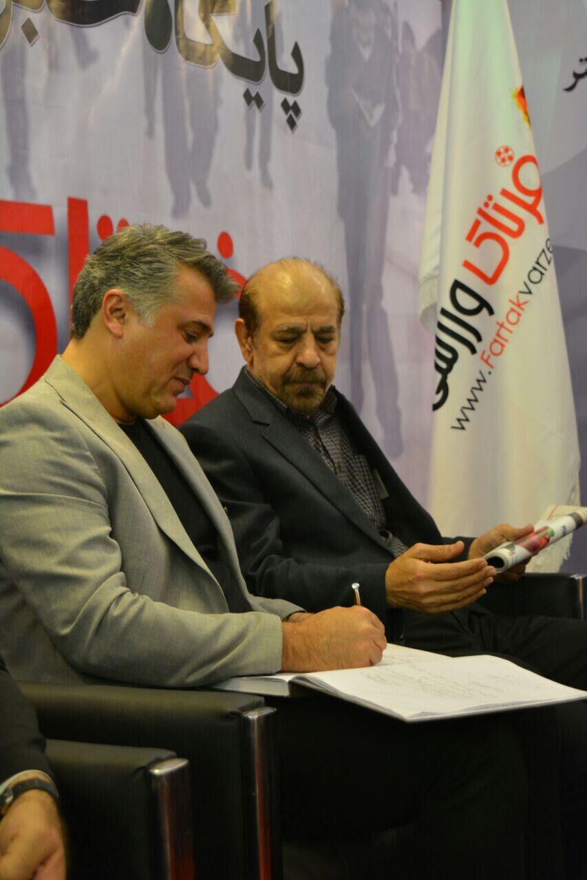 گزارش تصویری / محمد رضا عیوضی خواننده خوش صدای پاپ ایران در غرفه فرتاک نیوز