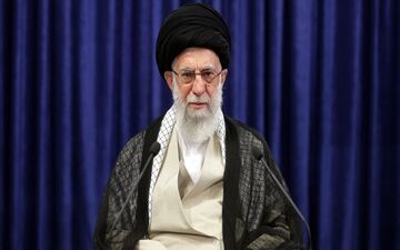 رهبر انقلاب: سرنوشت کشور وابسته به کار مردم در روز جمعه است