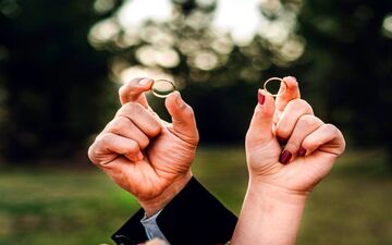 یک نظرسنجی جدید پاسخ می‌دهد؛ متاهل‌ها شادترند یا مجردها؟
