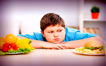 معضل بزرگ چاقی کودکان/ چگونه جلوی آن را بگیریم؟