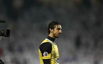 دروازه بان استقلال مصدوم شد