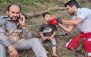 دلهره به پایان رسید / بازگشت کودک مفقود شده در جنگل‌های گرگان به آغوش خانواده+ فیلم