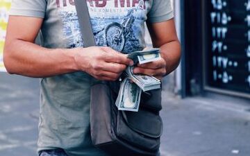 روند کاهش ارز با توزیع دلارهای حاصل از صادرات پتروشیمی در بازار 