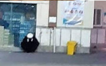 این فرد همچنان در بیمارستان قم مشغول کمک رسانی است