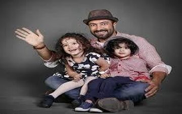 مجید صالحی در کنار دو قلو های اش