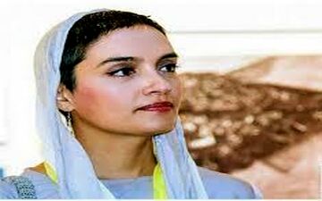 تیپ خاص میترا حجار بازیگر سینما و تلویزیون در حاشیه جشنواره جهانی فیلم فجر