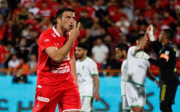 اعتراضات مکرر مهاجم جنجالی پرسپولیس به داور