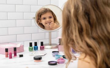 عوارض آرایش کودکان : چرا نباید کودکان را آرایش کنیم؟