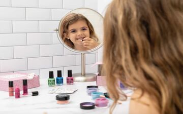 عوارض آرایش کودکان : چرا نباید کودکان را آرایش کنیم؟