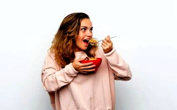 راه رفتن هنگام غذا خوردن ممنوع