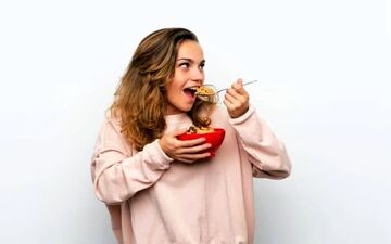 راه رفتن هنگام غذا خوردن ممنوع
