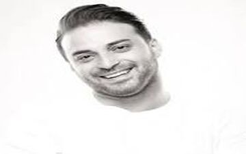 سلفی توماشینی بابک جهانبخش و خانواده‌اش در کاشان