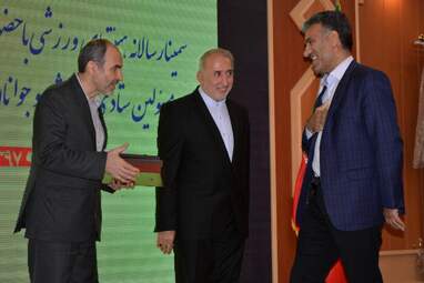 تجلیل از روسای هیأت‌های ورزشی استان کرمانشاه امروز نهم خرداد با حضور ارسلان حسینی مدیرکل و معاونین ستادی ورزش و جوانان استان کرمانشاه در سالن آمفی‌تئاتر ولیعصر(عج) این اداره انجام شد.