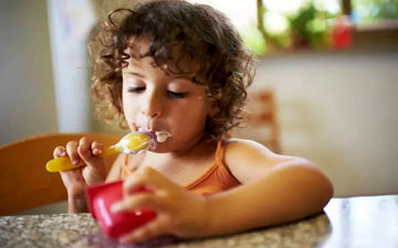 چرا نباید در مصرف پروتئین برای کودکان زیاده‌روی کرد؟