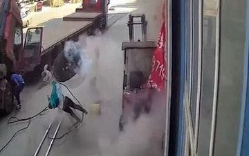 ویدیو/لاستیک تریلی ترکید مادر با بچه‌اش به آسمان پرتاب شد/ اتفاق  هولناک!