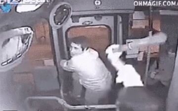 لحظه گیر افتادن دزد بدشانس در اتوبوس!+فیلم