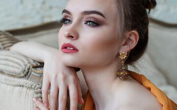 این زن را اگر لمس کنی کهیر میزنی !! | زیبا ترین زن جهان که نمی تواند ازدواج کند