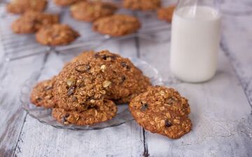 برای فرزندت میان وعده مقوی درست کن| طرز تهیه شیرینی جو و عسل!