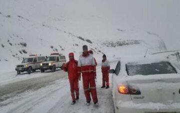 گرفتار شدن سرنشینان حدود 2 هزار و 500 دستگاه خودرو در برف جاده هراز