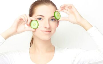  چند راه طبیعی برای کاهش پف صورت