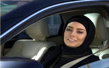 تیپ ماشین سواری سحر قریشی در فیلم خالتور (عکس)