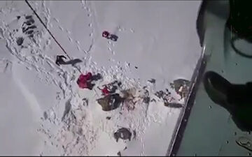 لحظه انتقال جان باختگان حادثه سقوط هواپیما در کوه دنا + فیلم
