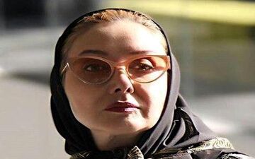 ژست خاص بازیگر زن ایرانی مشهور با تیپی لاکچری 