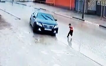ویدیو| لحظه دلهره آور نجات کودک از زیر چرخ تریلی