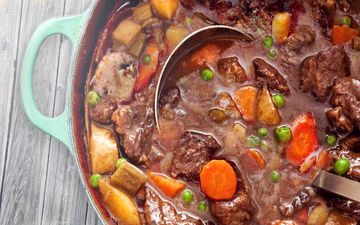 طرز تهیه خوراک گوشت و سبزیجات با هویج و سیب‌ زمینی؛ دستور ساده و خوشمزه برای یک وعده کامل