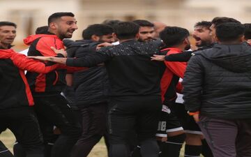 اکبر میثاقیان و شاگردانش در صدر جدول