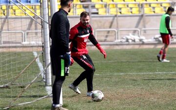 دروازه‌بان پرسپولیس اعتصاب را کنار گذاشت! +عکس