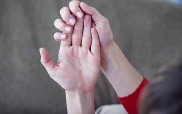 بیماری کلابینگ یا چماقی‌شدن ناخن | علت برجستگی ناخن‌ها چیست؟