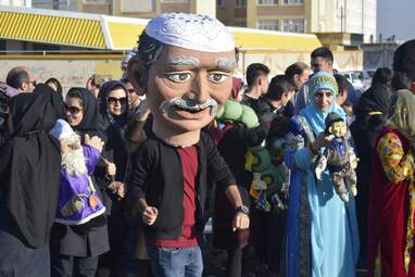 شادپیمایی عروسک‌ها در مسکن مهر شهرک دولت‌آباد شهر کرمانشاه