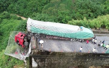 فرار معجزه آسای راننده تریلی پس از انحراف در جاده مرگ+فیلم