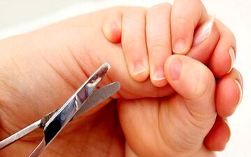 ناخن های کودک خود را اینگونه کوتاه کنید