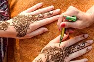  چگونه رنگ حنا را از روی پوست و ناخن پاک کنیم؟ 