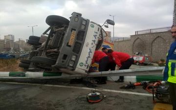 نجات راننده محبوس در کامیونت باری توسط آتش‌نشانان
