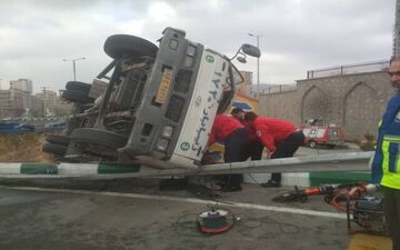 نجات راننده محبوس در کامیونت باری توسط آتش‌نشانان

