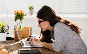 آسیب جبران ناپذیری که قولنج شکستن با حوله به نخاع وارد می کند/ ستون فقرات خود را دست هرکس ندهید!