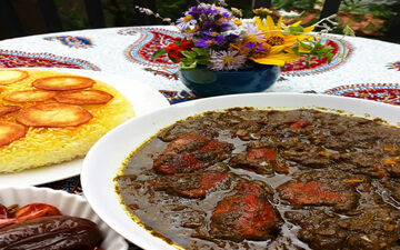 غذای محبوب ایرانی، طعمی متفاوت: سبزی فسنجون و مرغ ترش | فیلم
