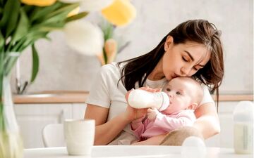 چطور بفهمیم نوزادمان به اندازه کافی شیر می‌خورد؟ راهنمای تغذیه از تولد تا ۶ ماهگی