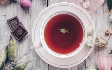 فواید فوق العاده نوشیدن چای سیاه در طول روز
