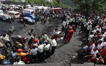 
وزرای کار و صنعت وارد محل حادثه معدن آزادشهر شدند