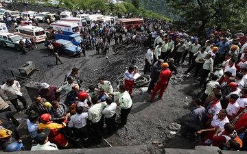 
وزرای کار و صنعت وارد محل حادثه معدن آزادشهر شدند
